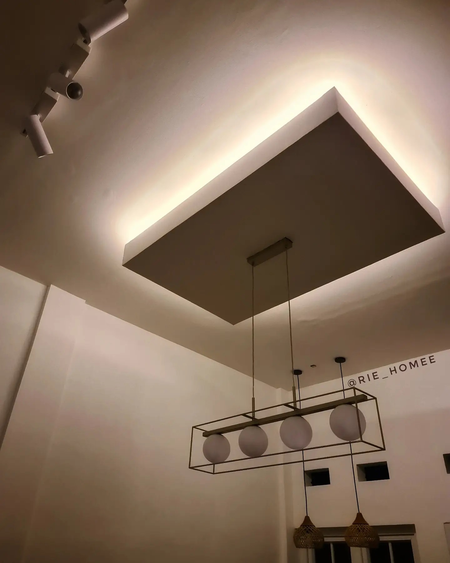 Plafon Gantung Elegan