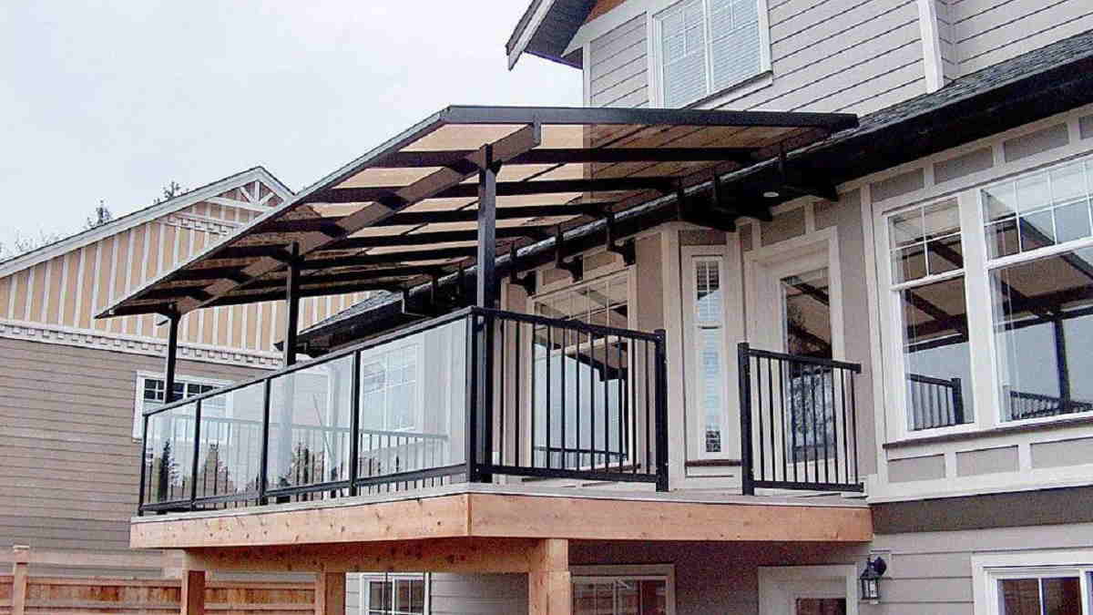 Balkon Kayu Minimalis dengan Tanaman Hias